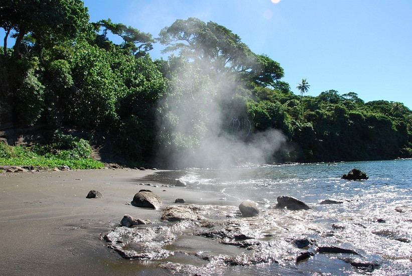 162- Le volcan tout proche cree des sources bouillantes sur la plage.JPG